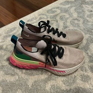 Womens Nike react tennis shoes size 7.5